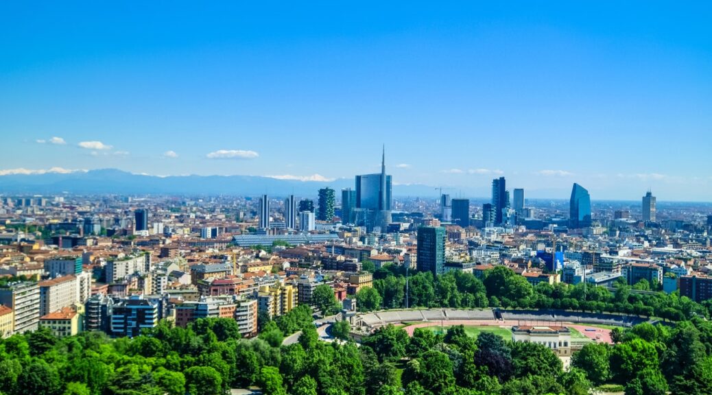 Italien oppefra med blå himmel
