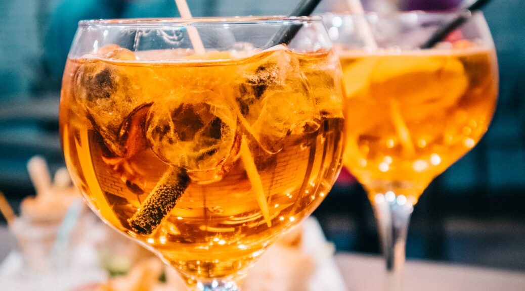 Italienske drinks står udenfor serveret med sugerør